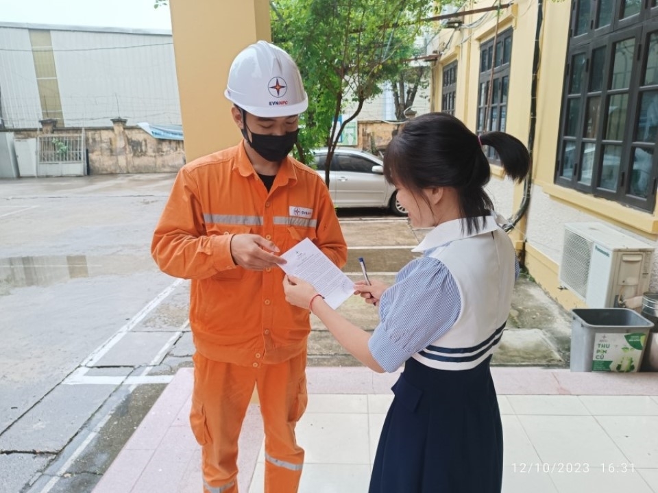 Điện lực Quế Võ, PC Bắc Ninh phát tờ rơi tuyên truyền thay đổi lịch GCS