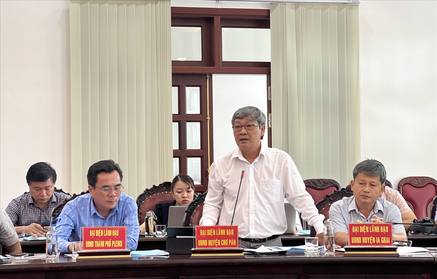 Lãnh đạo UBND huyện Chư Păh trả lời tại cuộc họp báo về Tuần lễ Hoa Dã Quỳ - Núi lửa Chư Đang Ya 