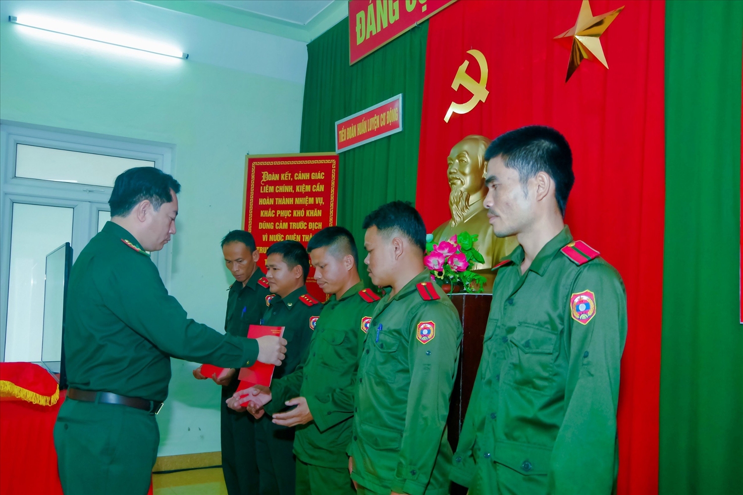 Thượng tá Hoàng Minh Hùng, Phó Chỉ huy trưởng - Tham mưu trưởng BĐBP tỉnh trao chứng chỉ hoàn thành khóa tập huấn cho các học viên.