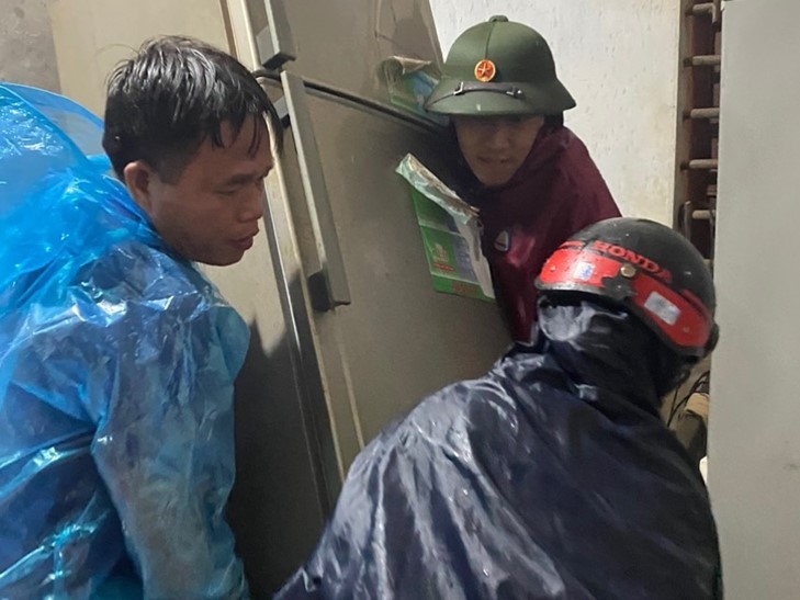 Lực lượng chức năng xã Sơn Lộc huyện Hương Sơn giúp dân di dời tài sản