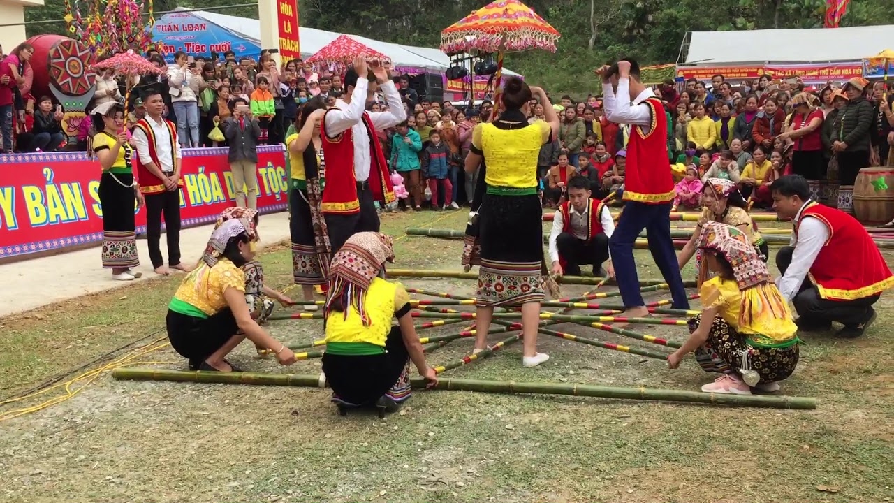 Nội dung tổ chức hoạt động thi đấu thể thao truyền thống các DTTS theo dự án 6 chưa triển khai - Trong ảnh: một tiết mục văn hóa văn nghệ tại lễ hội Hang Bua của huyện