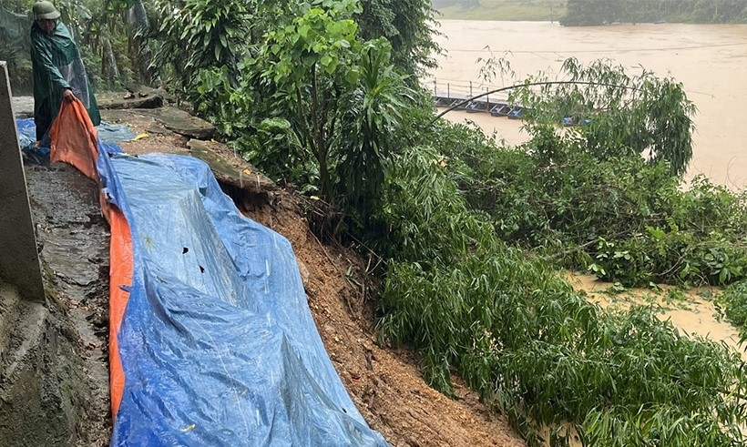 Sạt lở bờ sông Ngàn Sâu vào sát nhà dân ở xã Quang Thọ huyện Vũ Quang
