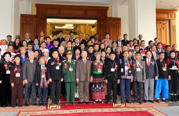Tổng Bí Nguyễn Phú Trọng chụp ảnh lưu niệm cùng đại biểu người có uy tín, nhân sĩ tri thức, doanh nhân dân tộc thiểu số tiêu biểu toàn quốc năm 2017