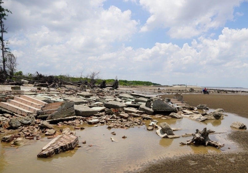 Bờ biển Ba Tri nhiều đoạn tang hoang vì xân thực và sạc lở