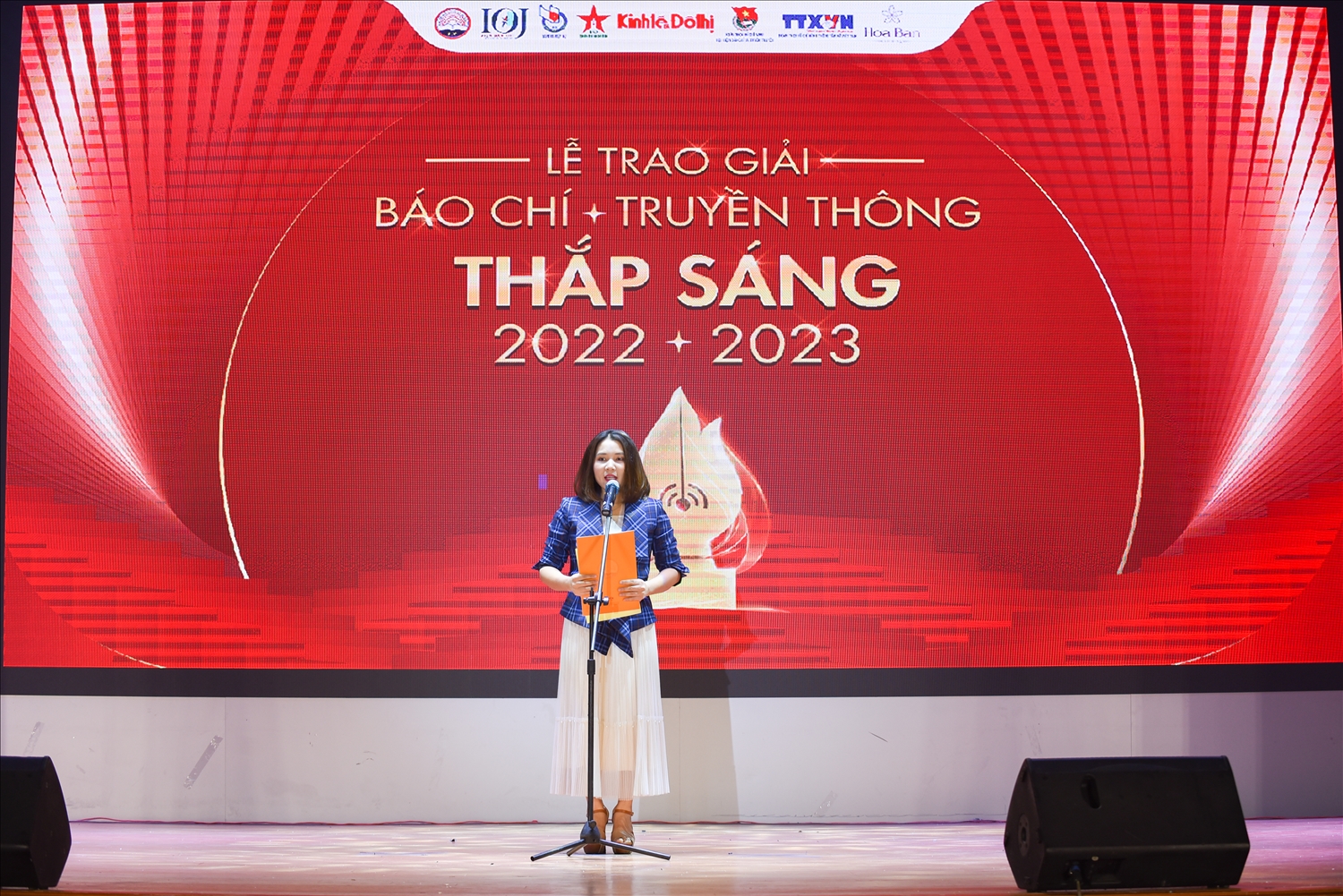 Tiến sĩ Lê Thu Hà, Phó viện trưởng viện Báo chí, Học viện Báo chí và Tuyên truyền phát biểu khai mạc lễ trao giải