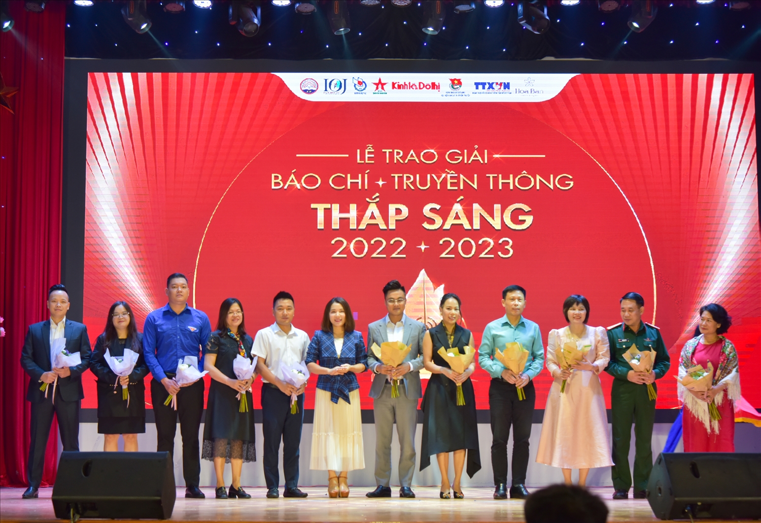 Các giám khảo trong buổi Lễ trao giản Báo chí Truyền thông Thắp sáng 2022 - 2023
