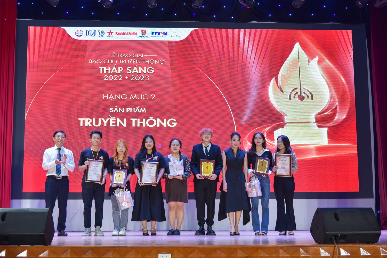 TS Nguyễn Đức Toàn, Phó giám đốc Học viện Báo chí và Tuyên truyền trao giải hạng mục 2: Sản phảm Truyền thông Thắp sáng