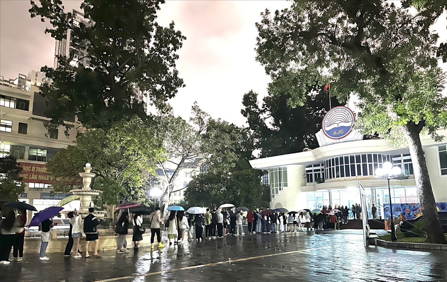 Khán giả xếp hàng dài dưới trời mưa để tham dự Lễ trao giải và Đại nhạc hội Fire Up 2023