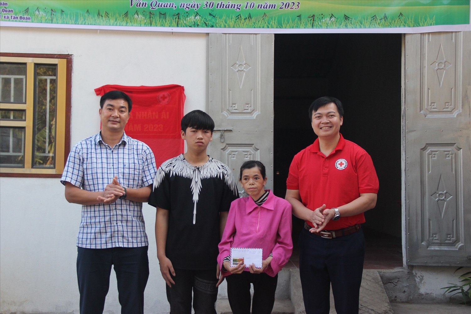 Lãnh đạo UBND huyện Văn Quan tặng quà gia đình bà Vy Thị Phẩm