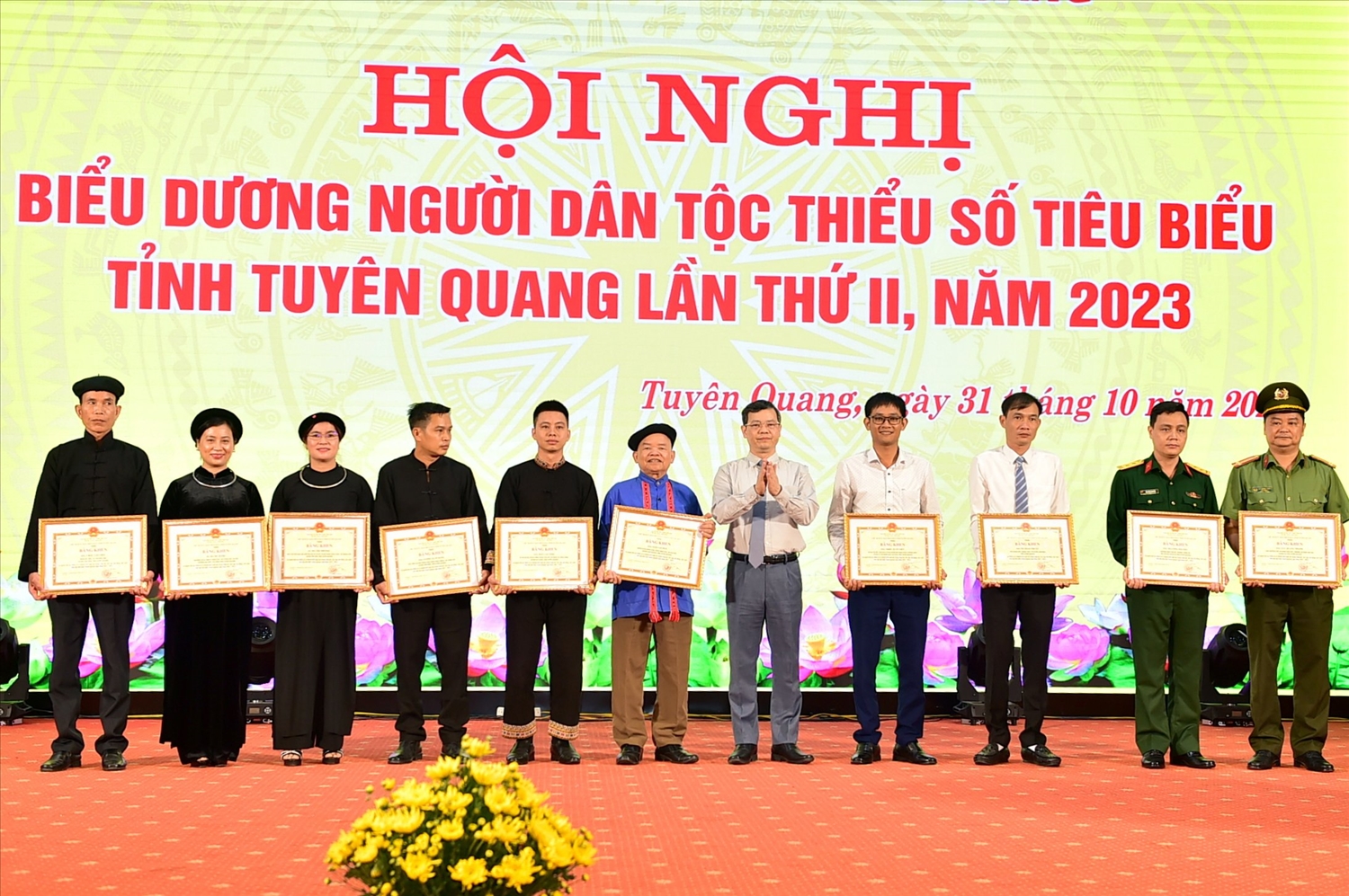 Ông Nguyễn Văn Sơn trao Bằng khen cho các cá nhân là người DTTS có thành tích xuất sắc.