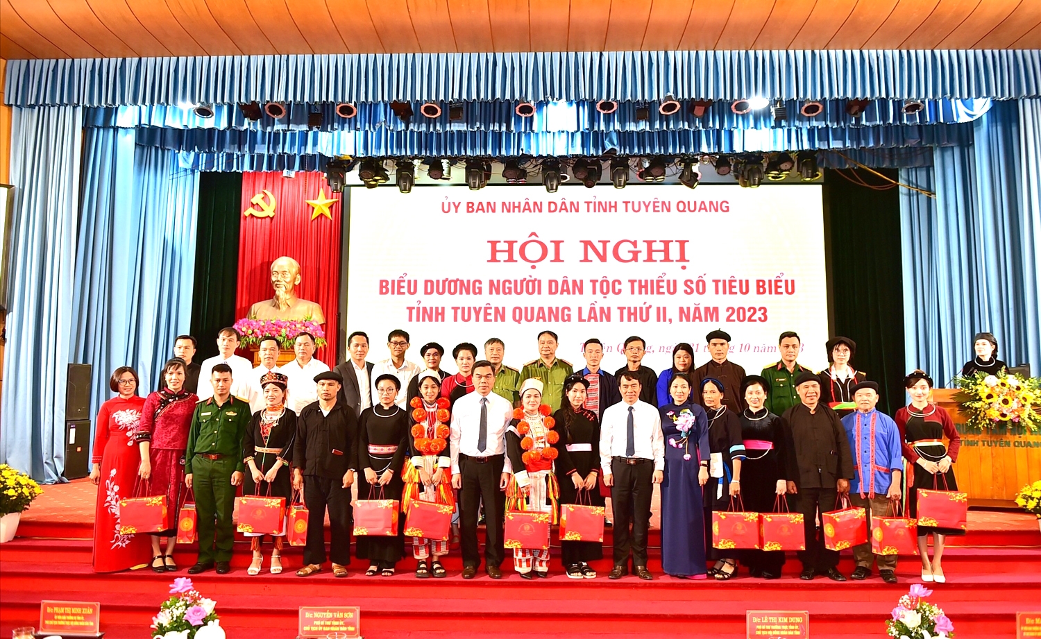 Lãnh đạo tỉnh Tuyên Quang chụp ảnh lưu niệm cùng đại diện Người DTTS tiêu biểu