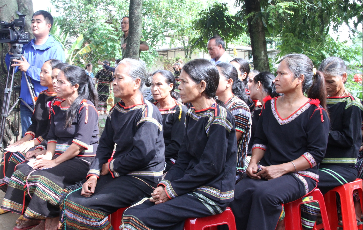 Nghệ nhân, học viên Lớp truyền dạy và thực hành nghề làm gốm thủ công của người Mnông