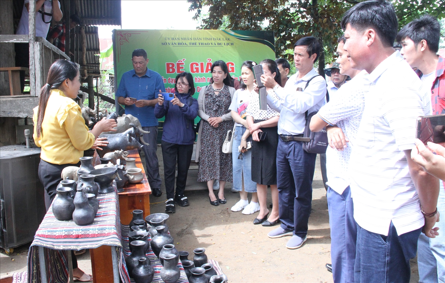 Đoàn khách từ tỉnh Kiên Giang tham quan làng gốm
