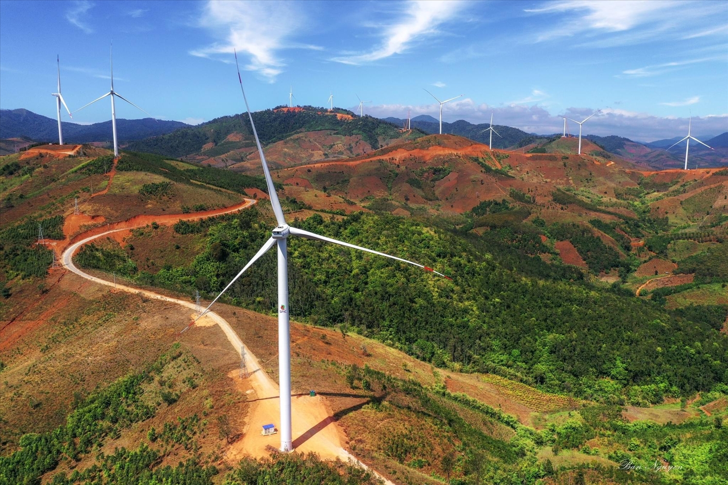 Trụ Turbine gió của Nhà máy điện gió Tân Tấn Nhật ở xã Đăk Môn, huyện Đăk Glei