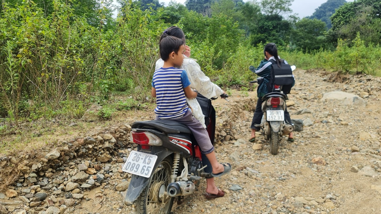 Thôn Ruộng là thôn khó khăn nhất của xã Bát Mọt về cơ sở hạ tầng như đường vào thôn là nỗi ám ảnh của người mỗi khi vào mùa mưa lũ 
