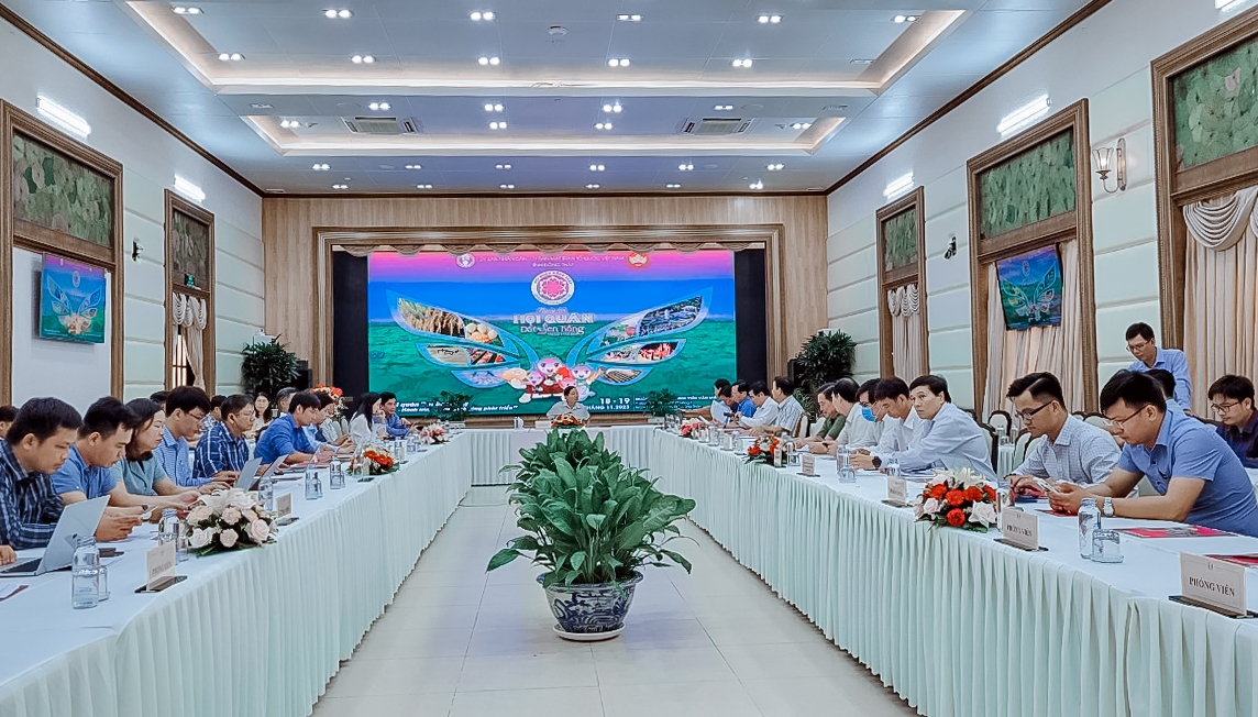 UBND tỉnh Đồng Tháp tổ chức họp báo về chương trình Ngày hội “Hội quán Đất Sen hồng" 