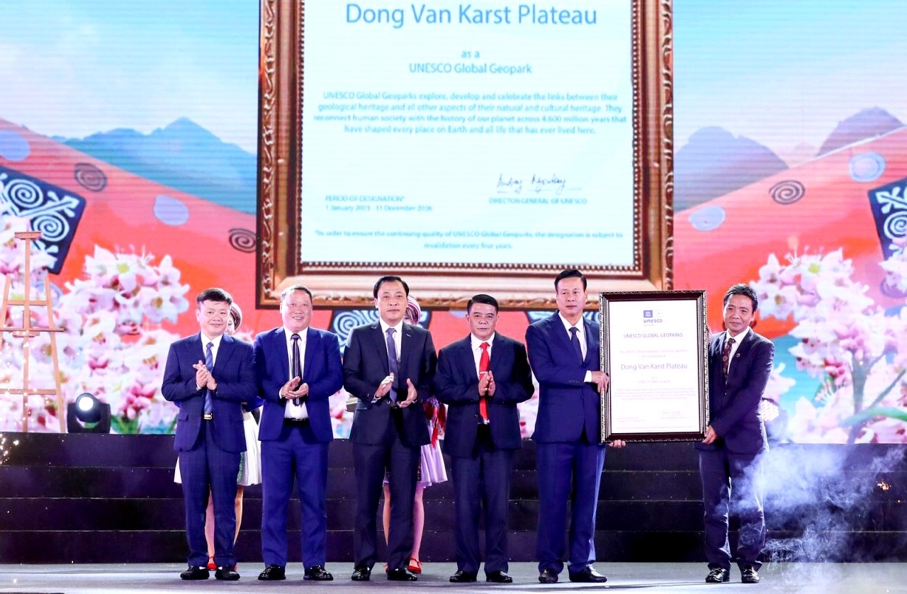 Ông Hoàng Đạo Cương, Thứ trưởng Bộ Văn hoá, Thể thao và Du lịch, Phó Chủ tịch Ủy ban Quốc gia UNESCO Việt Nam đã trao Bằng chứng nhận danh hiệu Thành viên mạng lưới CVĐC toàn cầu UNESCO Cao nguyên đá Đồng Văn lần thứ III cho tỉnh Hà Giang.