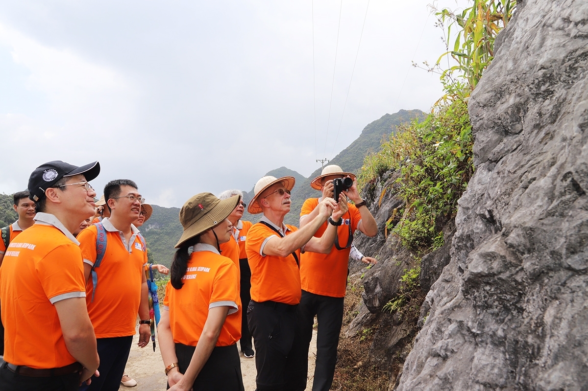 Đoàn chuyên gia thẩm định Công viên địa chất Toàn cầu Unesco kiểm tra địa chất khu vực Công viên địa chất toàn cầu Cao nguyên đá Đồng Văn