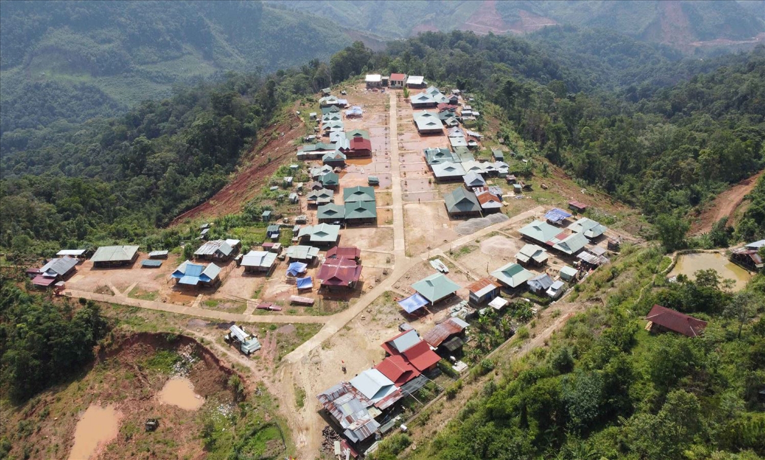 Có điện, có đường ô tô nhiều thôn làng ở Tây Giang đã hoàn thành “thôn làng kiểu mẫu”, “xã nông thôn mới” trên vùng biên viễn.