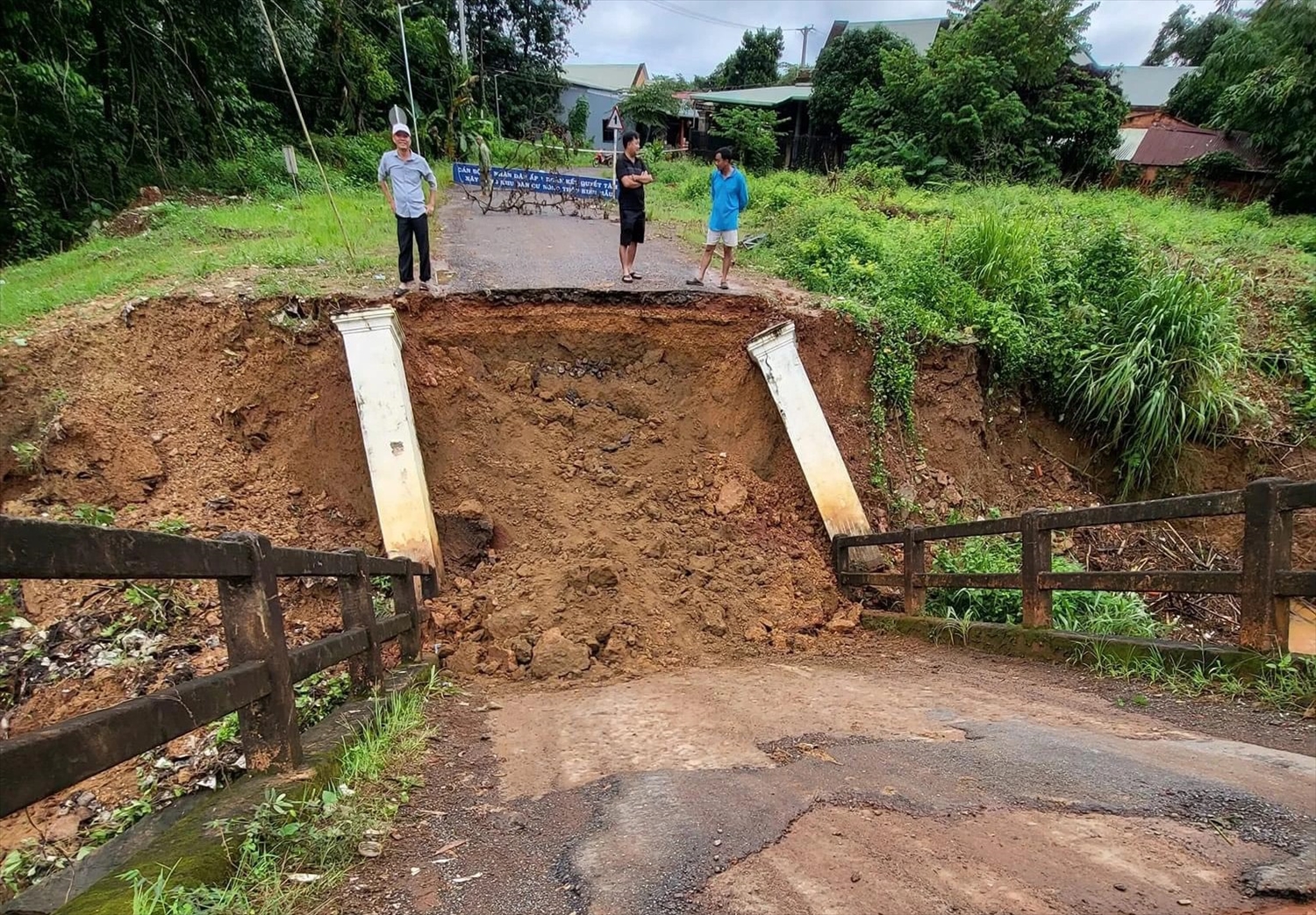 Cây cầu 5 Tấn nối ấp 1 và ấp 4 xã Đồng tâm cũng đã bị sập trong đợt mưa lũ 