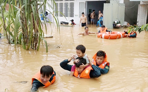LLVT hỗ trợ đưa người dân ra khỏi nơi ngập lụt (Ảnh LLVT)