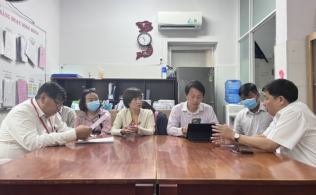 Tổ công tác Sở Y tế TPHCM làm việc tại Bệnh viện Lê Văn Thịnh về trường hợp tử vong và các trường hợp còn lại đang điều trị tại bệnh viện liên quan đến vụ ngộ độc