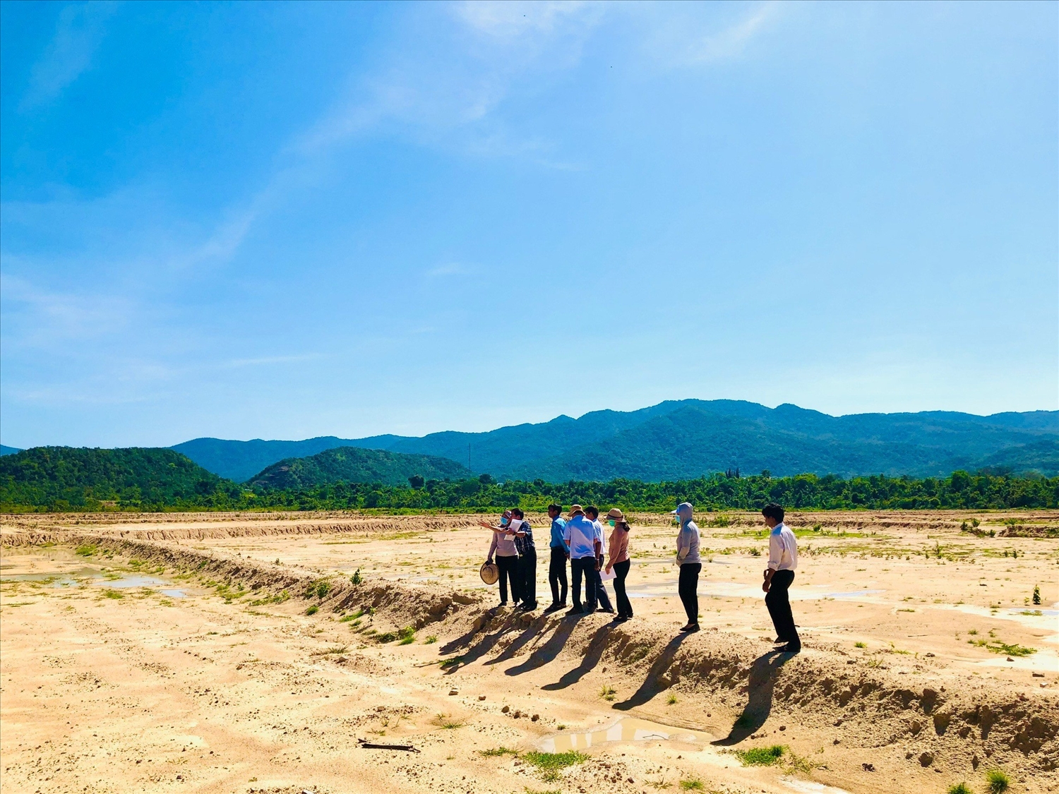Đoàn khảo sát thực tế các danh mục công trình, dự án được hỗ trợ đầu tư kết cấu hạ tầng trên địa bàn xã Phan Dũng, huyện Tuy Phong, tỉnh Bình Thuận.