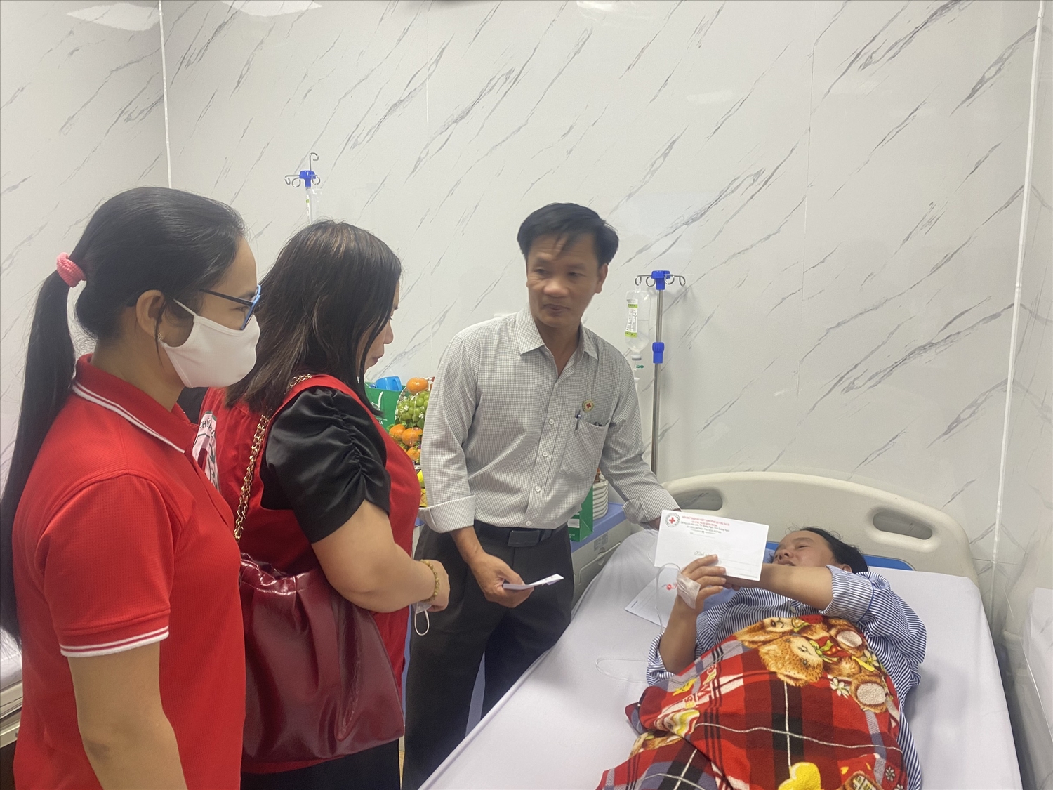 Đại diện các cơ quan ban ngành tỉnh Quảng Ngãi đến Bệnh viện Đa khoa Phúc Hưng thăm hỏi, động viên tinh thần 2 công nhân