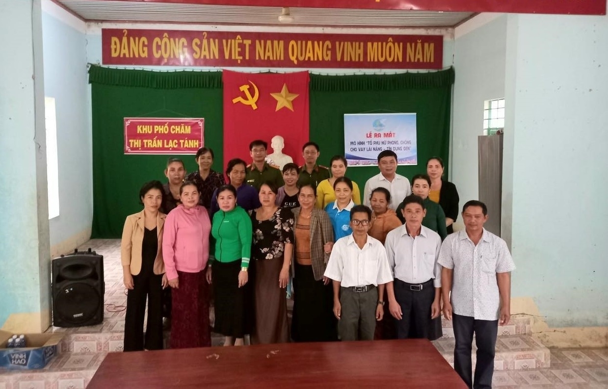 Ra mắt mô hình Tổ phụ nữ phòng chống cho vay nặng lãi - tín dụng đen tại Khu phố Chăm, thị trấn Lạc Tánh do chị Đồng Thị Ánh Tuyết làm Tổ trưởng