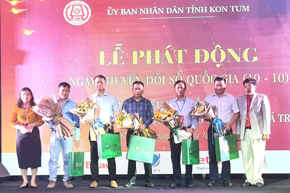 Tặng hoa cảm ơn các nhà tài trợ cho chương trình chuyển đổi số ở tỉnh Kon Tum