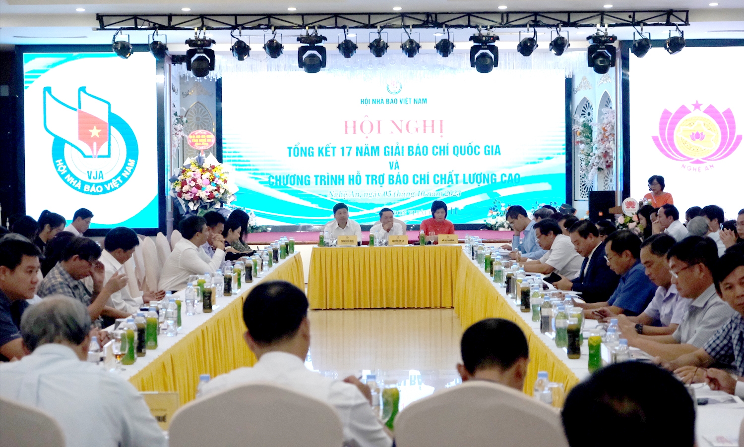 Đại biểu Hội Nhà báo các tỉnh miền Trung - Tây Nguyên cùng đông đảo phóng viên các văn phóng thường trú tham gia Hội nghị