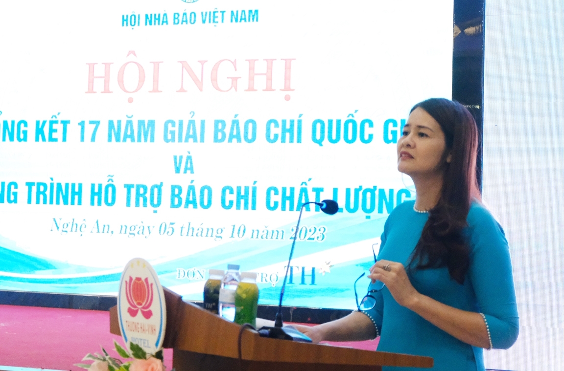 Bà Nguyễn Thị Hương - Hội Nhà báo tỉnh Thanh Hóa có tham luận tại Hội nghị 