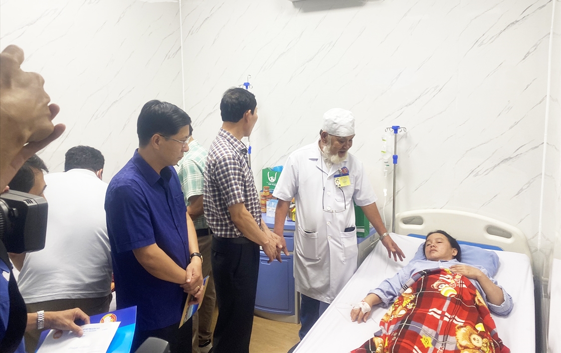 Lãnh đạo tỉnh Quảng Ngãi thăm hỏi 2 công nhân bị bắn khi đang làm việc