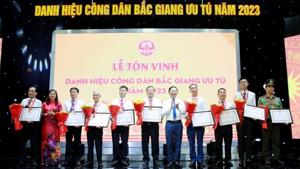 Lãnh đạo tỉnh Bắc Giang trao danh hiệu Công dân Bắc Giang ưu tú năm 2023 cho các cá nhân