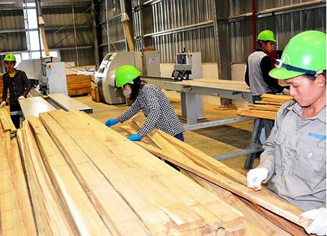 Dây chuyền sản xuất gỗ ván thanh ở Nhà máy gỗ MDF Nghĩa Đàn