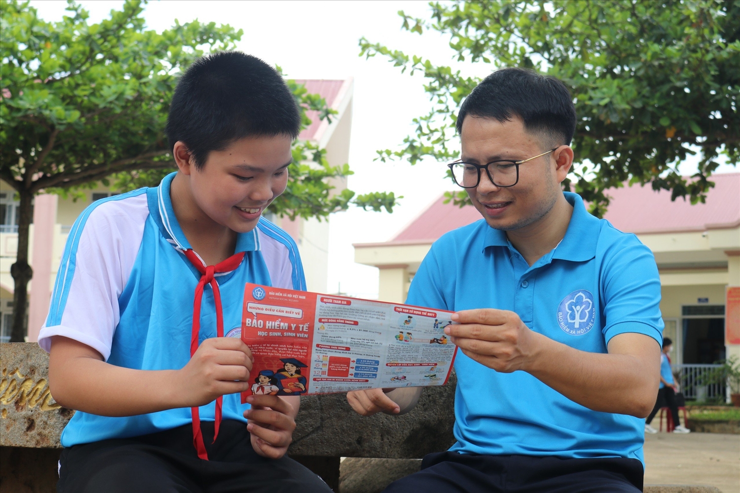 Cán bộ BHXH huyện Cư Kuin, tỉnh Đăk Lăk tuyên truyền cho học sinh về chính sách BHYT