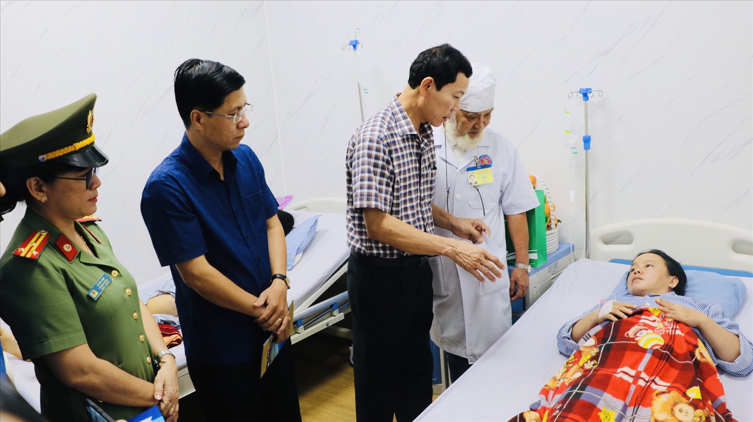 Đại diện cơ quan, ban ngành đến thăm hai công nhân đang điều trị tại bệnh viện