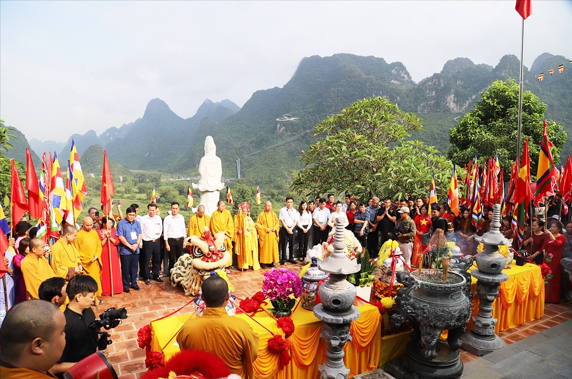 Lễ cầu quốc thái dân an, mưa thuận gió hòa diễn ra tại chùa Phật Tích Trúc Lâm Bản Giốc. (Nguồn: caobang.gov.vn)