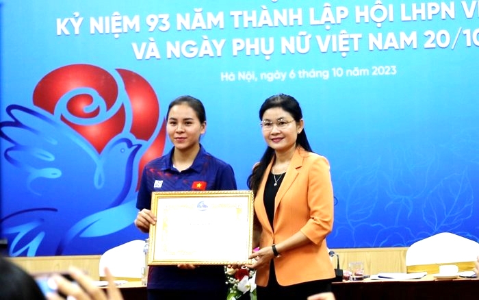 Phó Chủ tịch Hội LHPN Việt Nam Tôn Ngọc Hạnh trao Bằng khen cho nữ xạ thủ Trịnh Thu Vinh
