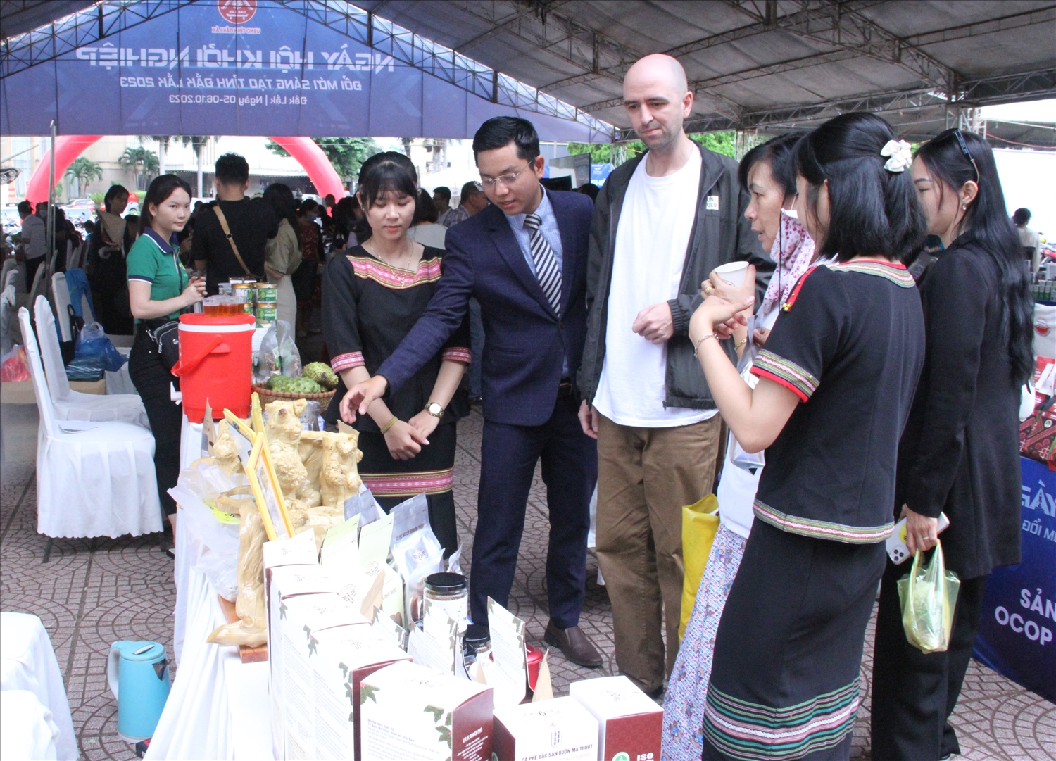 Nhiều sản phẩm nông nghiệp chủ lực của tỉnh như cà phê được trưng bày tại Ngày hội