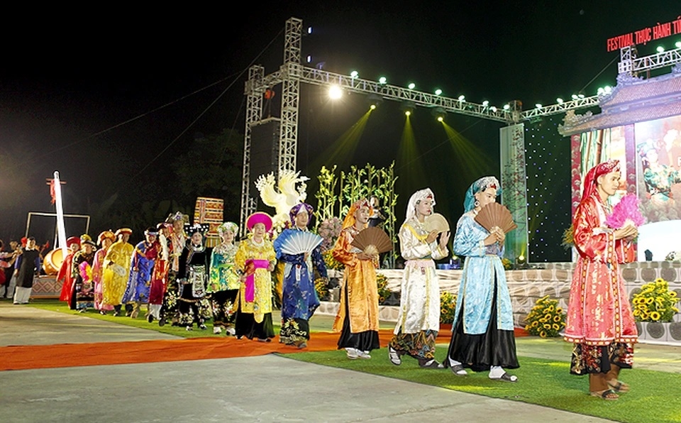Hình ảnh đêm bế mạc Festival thực hành tín ngưỡng thờ Mẫu Thượng Ngàn gắn với Lễ hội cơm mới đền Đông Cuông năm 2020 tại Văn Yên, Yên Bái.