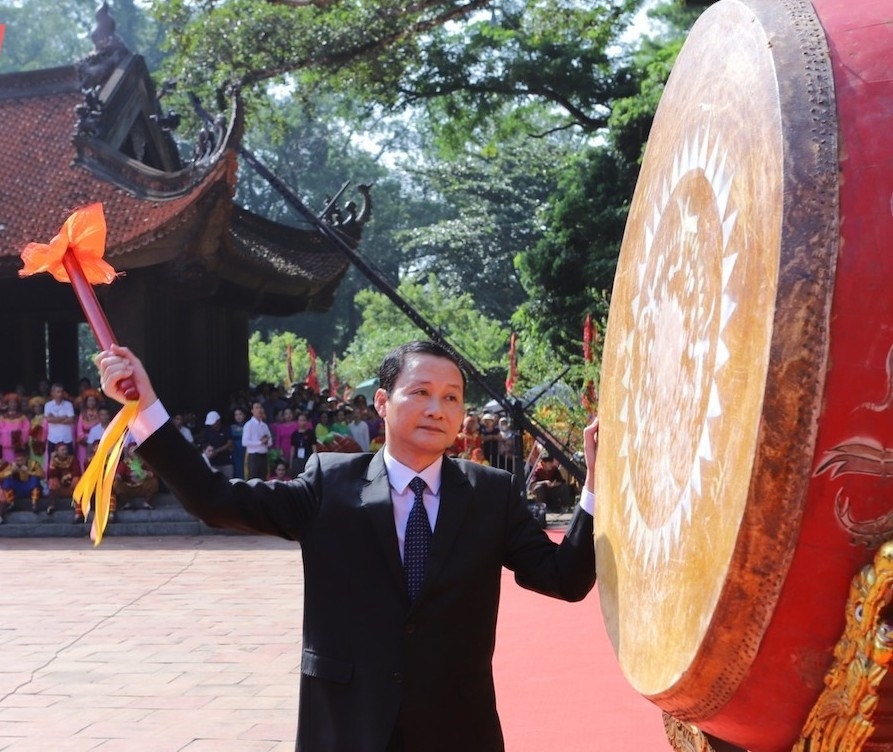 Chủ tịch UBND tỉnh Thanh Hóa Đỗ Minh Tuấn đánh trống khai hội