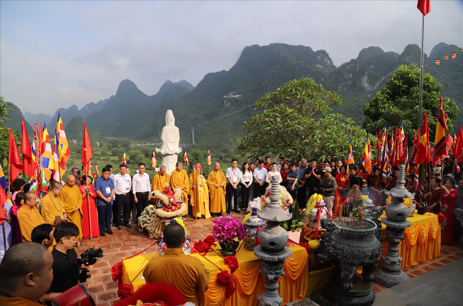 Lễ cầu quốc thái dân an, mưa thuận gió hòa diễn ra tại chùa Phật Tích Trúc Lâm Bản Giốc (Nguồn: caobang.gov.vn)