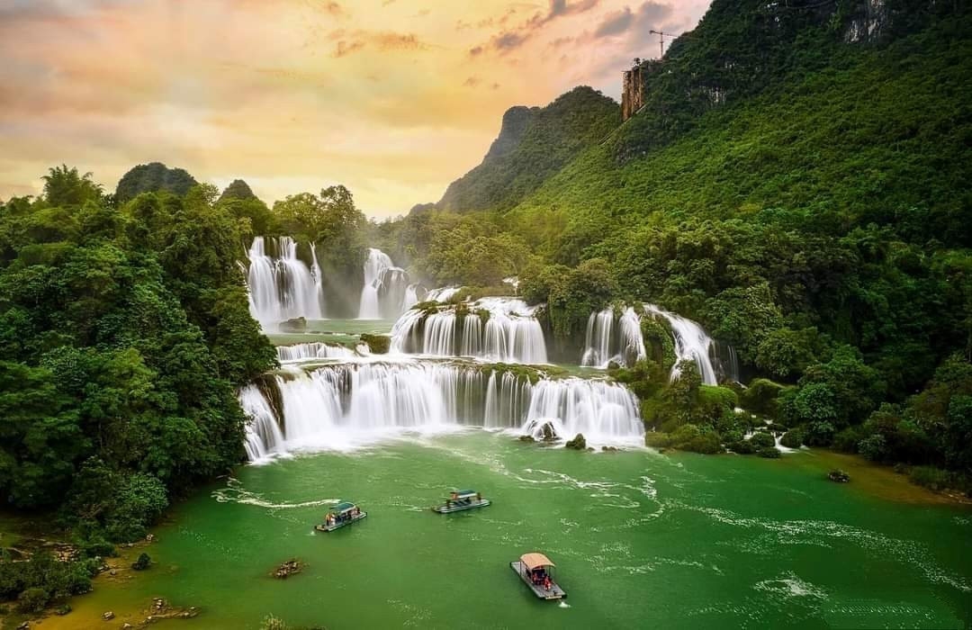 Thác Bản Giốc thuộc huyện Trùng Khánh, tỉnh Cao Bằng là thác nước tự nhiên lớn nhất khu vực Đông Nam Á