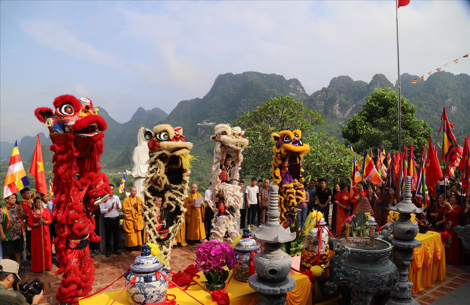 Màn biểu diễn quý lân tại chùa Phật Tích Trúc Lâm Bản Giốc (Nguồn: Báo Thời đại))
