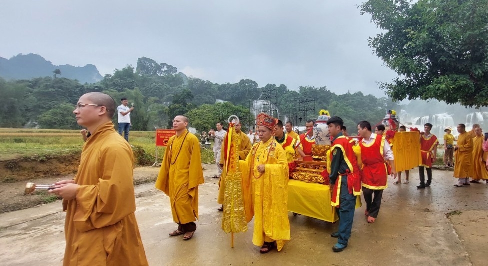 Lễ rước nước thiêng từ Thác Bản Giốc lên điện chính chùa Phật tích Trúc Lâm Bản Giốc (Nguồn: caobang.gov.vn)