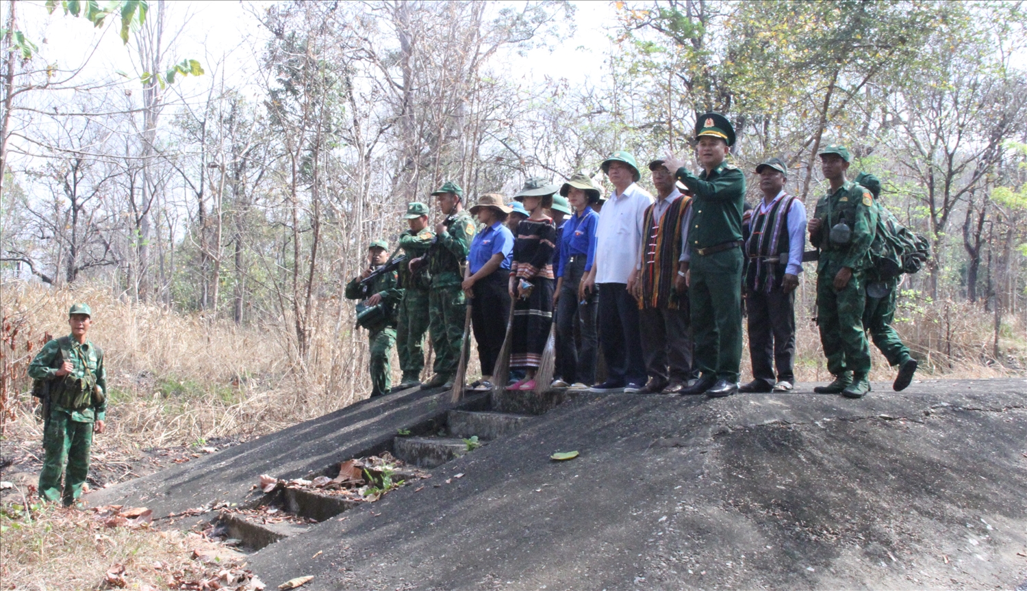 Người dân xã biên giới Krông Na cùng cán bộ, chiến sĩ Đồn Biên phòng SêRêPốk tuần tra đường biên, mốc giới