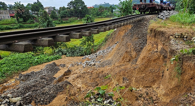 Khoảng 30m đường sắt tuyến Yên Bái - Lào Cai bị sụt đất trơ đường ray. Ảnh: Nguyễn Cường