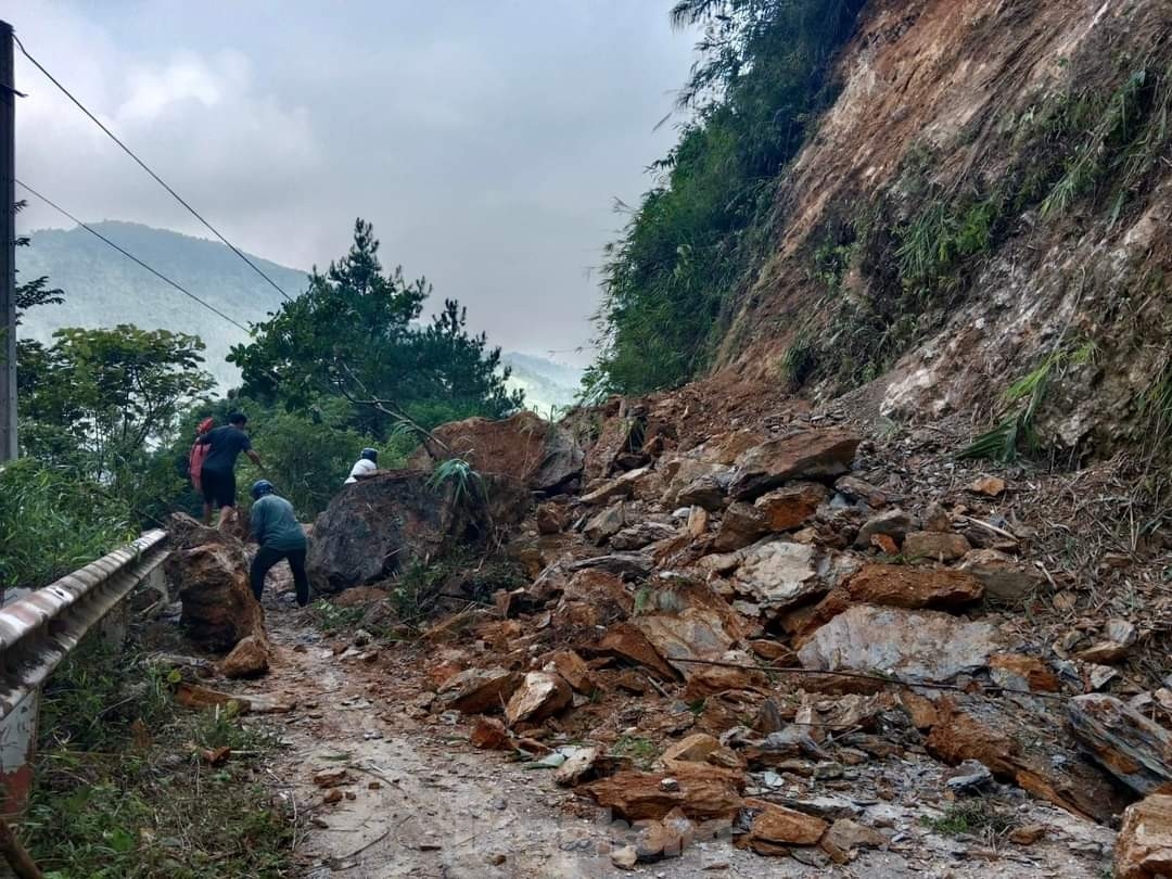 Tại Trạm Tấu, tuyến đường Tà Si Láng, đoạn qua điểm Suối Mát (thôn Tà Cao, xã Tà Si Láng) bị sạt lở với khối lượng đất đá lớn, giao thông bị ách tắc.