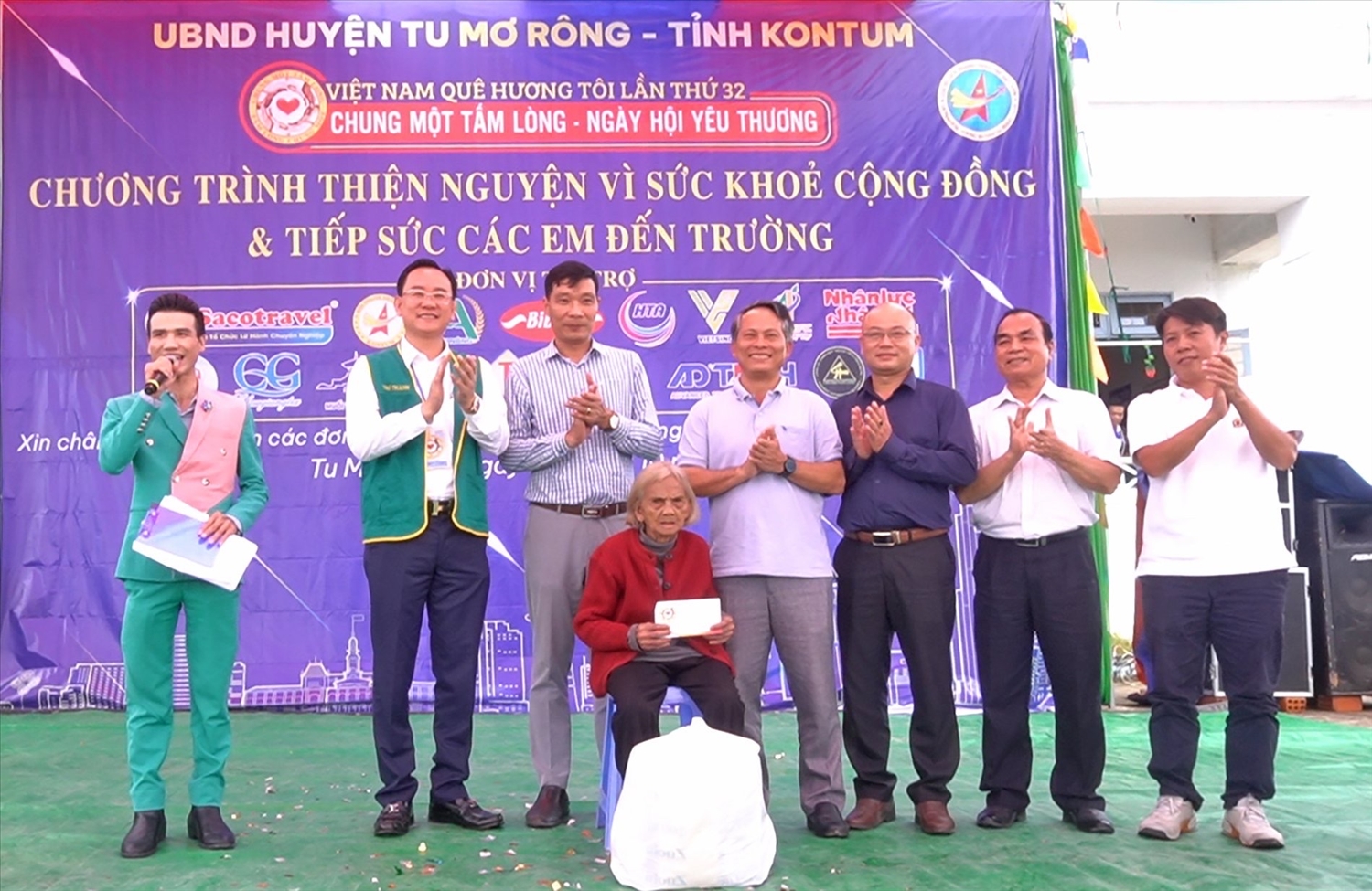 Tặng quà cho Mẹ Việt Nam anh hùng Y Tría ở xã Đăk Hà, huyện Tu Mơ Rông